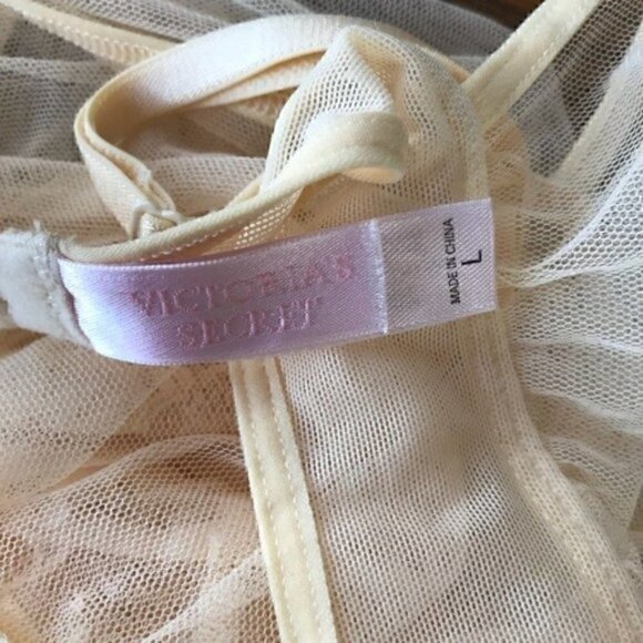 VICTORIA’S Secret: Very Sexy Cream Lace Chemise - Picture 5 of 8